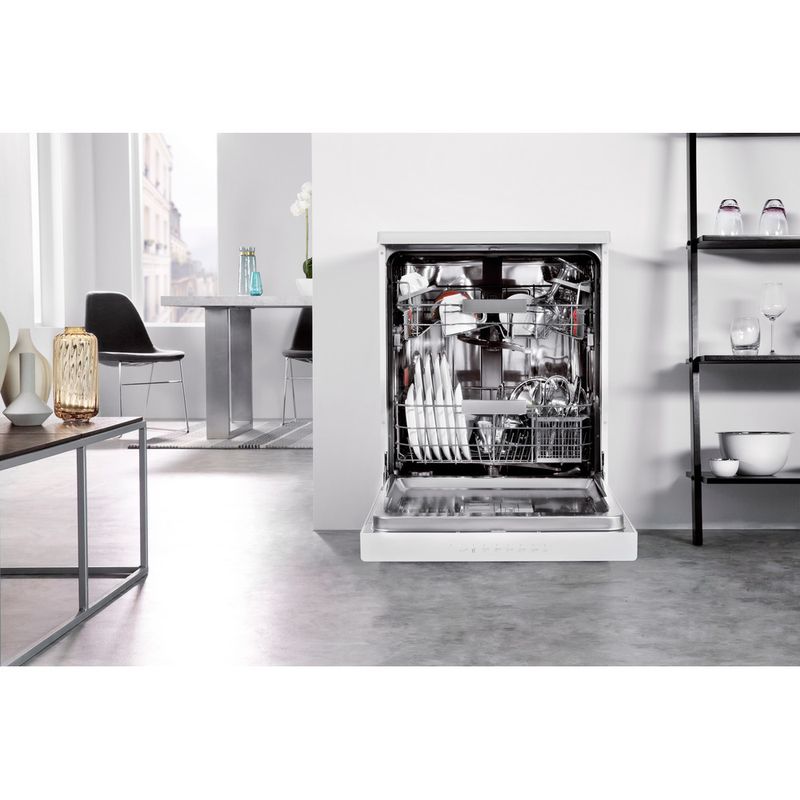 Whirlpool-Lave-vaisselle-Pose-libre-WFC-3C22-P-Pose-libre-A---Lifestyle-frontal-open