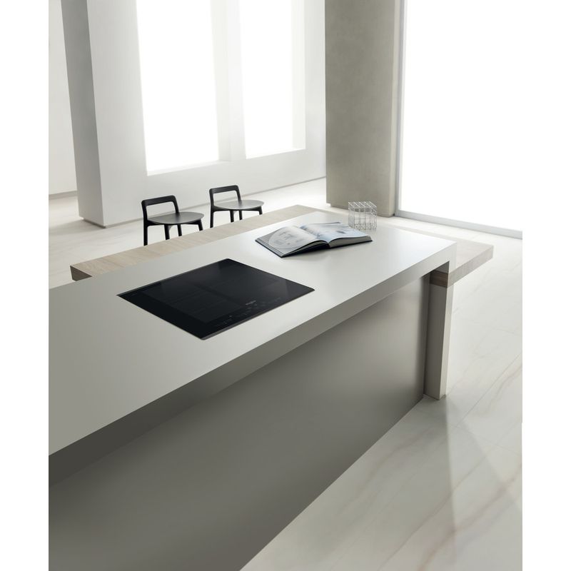 Whirlpool-Table-de-cuisson-SMC-653-F-BT-IXL-Noir-Induction-vitroceramic-Lifestyle-perspective