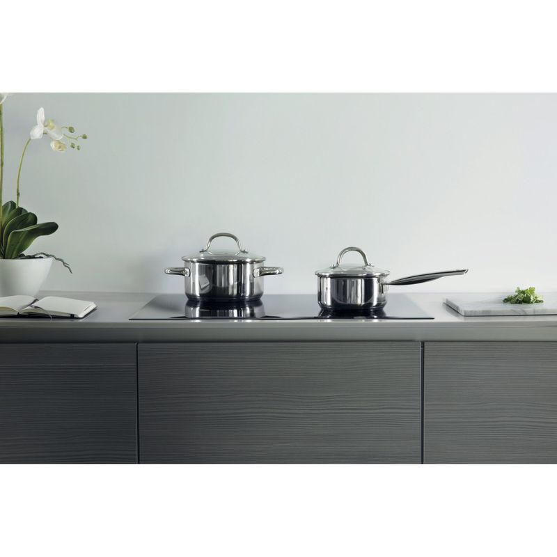 Whirlpool-Table-de-cuisson-SMC-774-F-BT-IXL-Noir-Induction-vitroceramic-Lifestyle-frontal