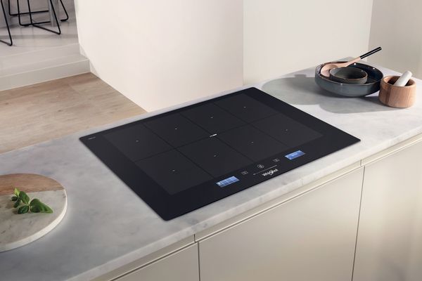 Whirlpool-Table-de-cuisson-SMP-778-C-NE-IXL-Noir-Induction-vitroceramic-Lifestyle-perspective