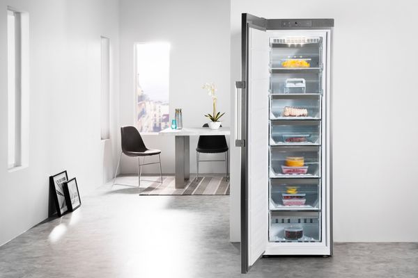 Whirlpool-Congelateur-Pose-libre-UW8-F2C-XBI-N-2-Optic-Inox-Lifestyle-frontal-open