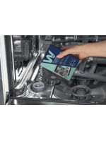 Whirlpool DISHWASHING DWS115 Lifestyle people