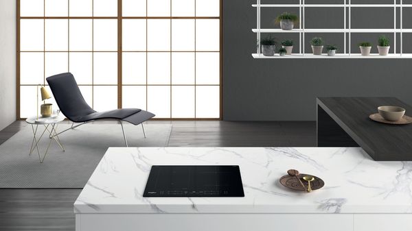 Whirlpool-Table-de-cuisson-WL-B9560-NE-IXL-Noir-Induction-vitroceramic-Lifestyle-frontal-top-down