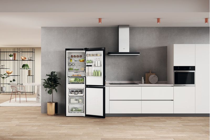 Whirlpool-Combine-refrigerateur-congelateur-Pose-libre-W7X-82O-K-Noir-2-portes-Lifestyle-frontal-open