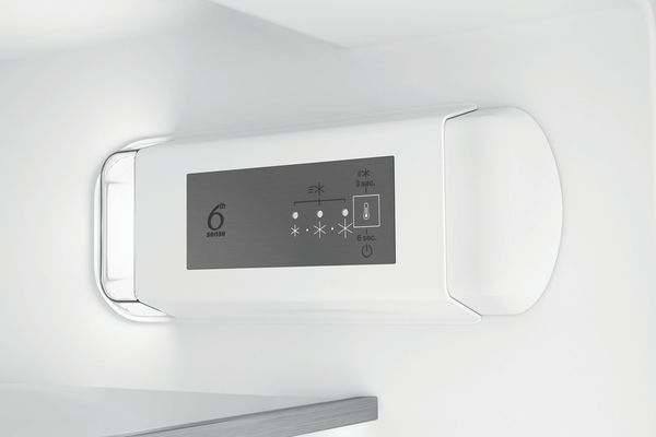 Whirlpool-Combine-refrigerateur-congelateur-Encastrable-WHC18-T132-FR-Blanc-2-portes-Lifestyle-control-panel