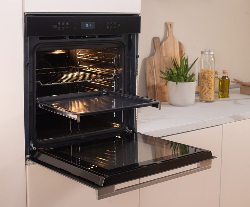 Whirlpool OVEN TOR100 Lifestyle perspective