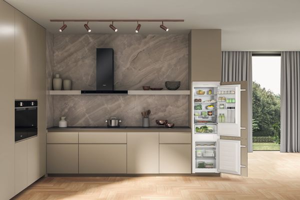 Whirlpool-Combine-refrigerateur-congelateur-Encastrable-WHC18-T132-FR-Blanc-2-portes-Lifestyle-frontal-open