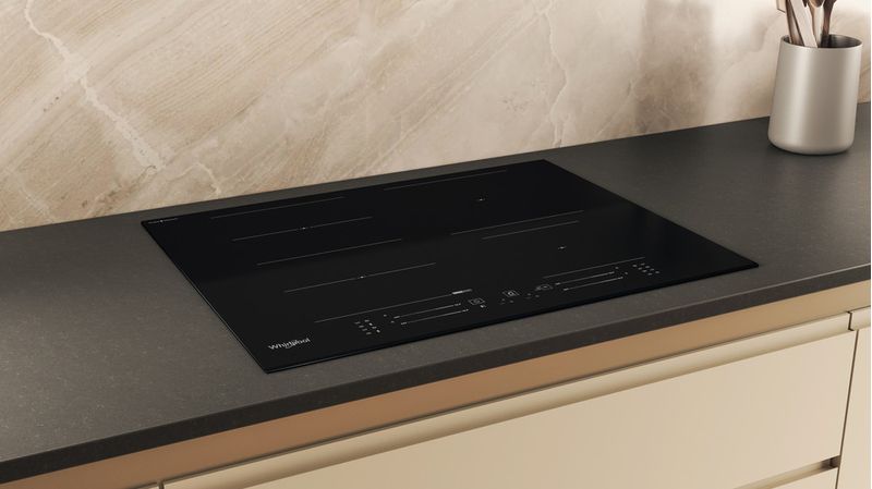 Whirlpool-Table-de-cuisson-WF-S4665-CPBF-Noir-Induction-vitroceramic-Lifestyle-perspective