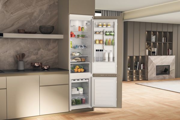 Whirlpool Combiné réfrigérateur congélateur Encastrable WHC20D011B1 FR Blanc 2 portes Lifestyle perspective open