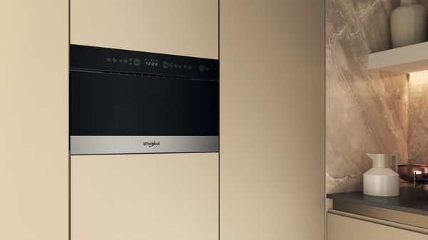 Whirlpool Four micro-ondes Encastrable WM22574BXF Acier inoxydable Electronique 22 Micro-ondes + gril 750 Lifestyle perspective