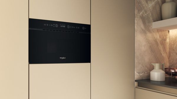 Whirlpool Four micro-ondes Encastrable WMN14BBF Noir Electronique 22 Micro-ondes + gril 750 Lifestyle perspective