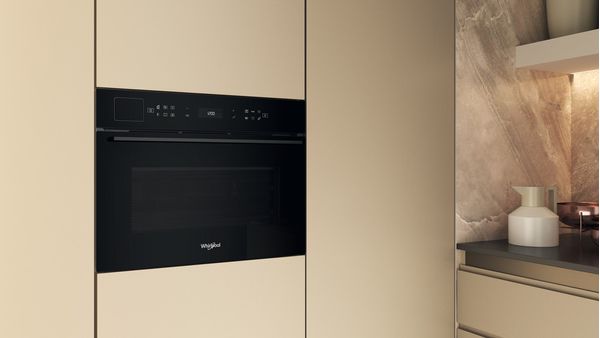 Whirlpool-Four-micro-ondes-Encastrable-WCT7A9PHTSBF-Noir-Electronique-53-Micro-ondes-Combine-950-Lifestyle-perspective