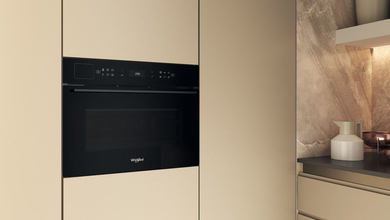 Whirlpool-Four-micro-ondes-Encastrable-WCT7A9PHTSBF-Noir-Electronique-53-Micro-ondes-Combine-950-Lifestyle-perspective