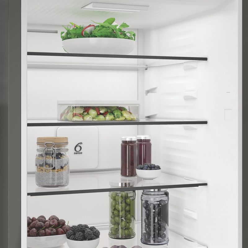 Whirlpool-Combine-refrigerateur-congelateur-Pose-libre-WHK-26412-X5EE-ARC-764-Manhattan-Gray-2-portes-Lifestyle-perspective