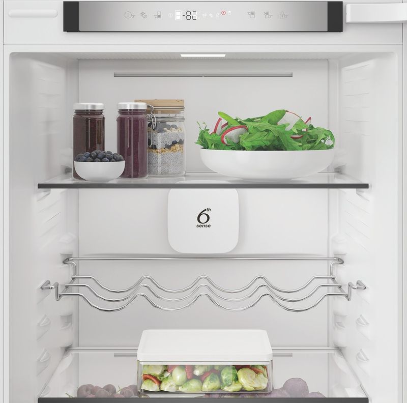 Whirlpool-Combine-refrigerateur-congelateur-Encastrable-WHK2-5294-B6E-Zinc-Metal-2-portes-Lifestyle-frontal