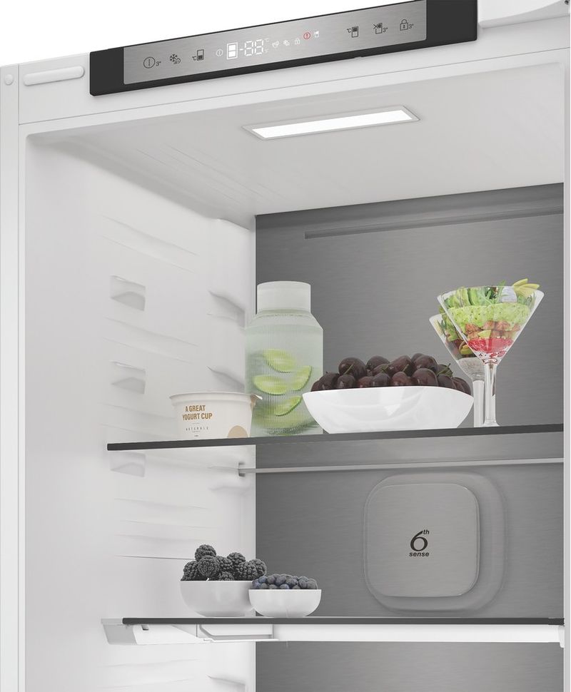 Whirlpool-Combine-refrigerateur-congelateur-Encastrable-WHK2-5324-B7E-White---ARC-P1-2-portes-Lifestyle-perspective