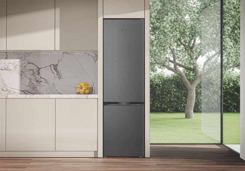 Whirlpool-Combine-refrigerateur-congelateur-Pose-libre-WHK-22414-XBR8EA-ARC-764-Manhattan-Gray-2-portes-Lifestyle-frontal