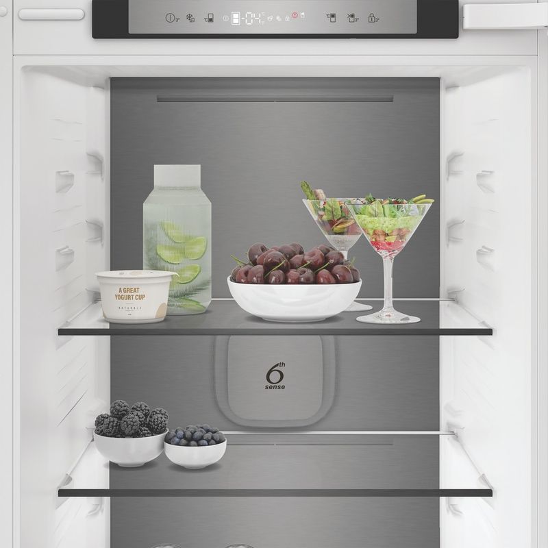 Whirlpool-Combine-refrigerateur-congelateur-Encastrable-WHK2-5323-B5E1-Zinc-Metal-2-portes-Lifestyle-frontal