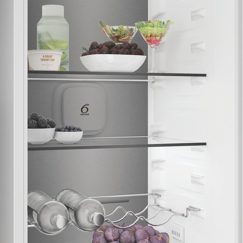 Whirlpool-Combine-refrigerateur-congelateur-Encastrable-WHK2-5323-B5E1-Zinc-Metal-2-portes-Lifestyle-perspective