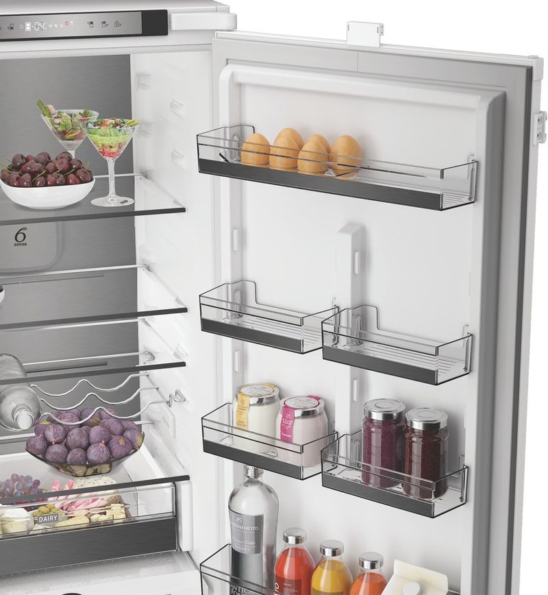 Whirlpool-Combine-refrigerateur-congelateur-Encastrable-WHK2-5323-B5E1-Zinc-Metal-2-portes-Lifestyle-detail