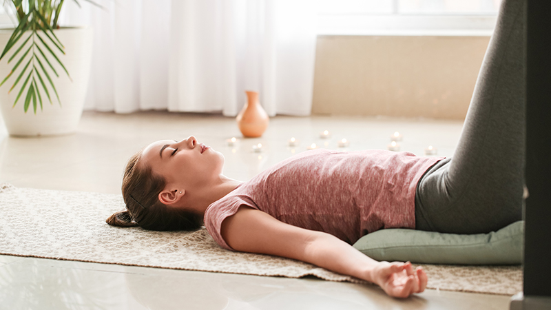 posture yoga femme allongée